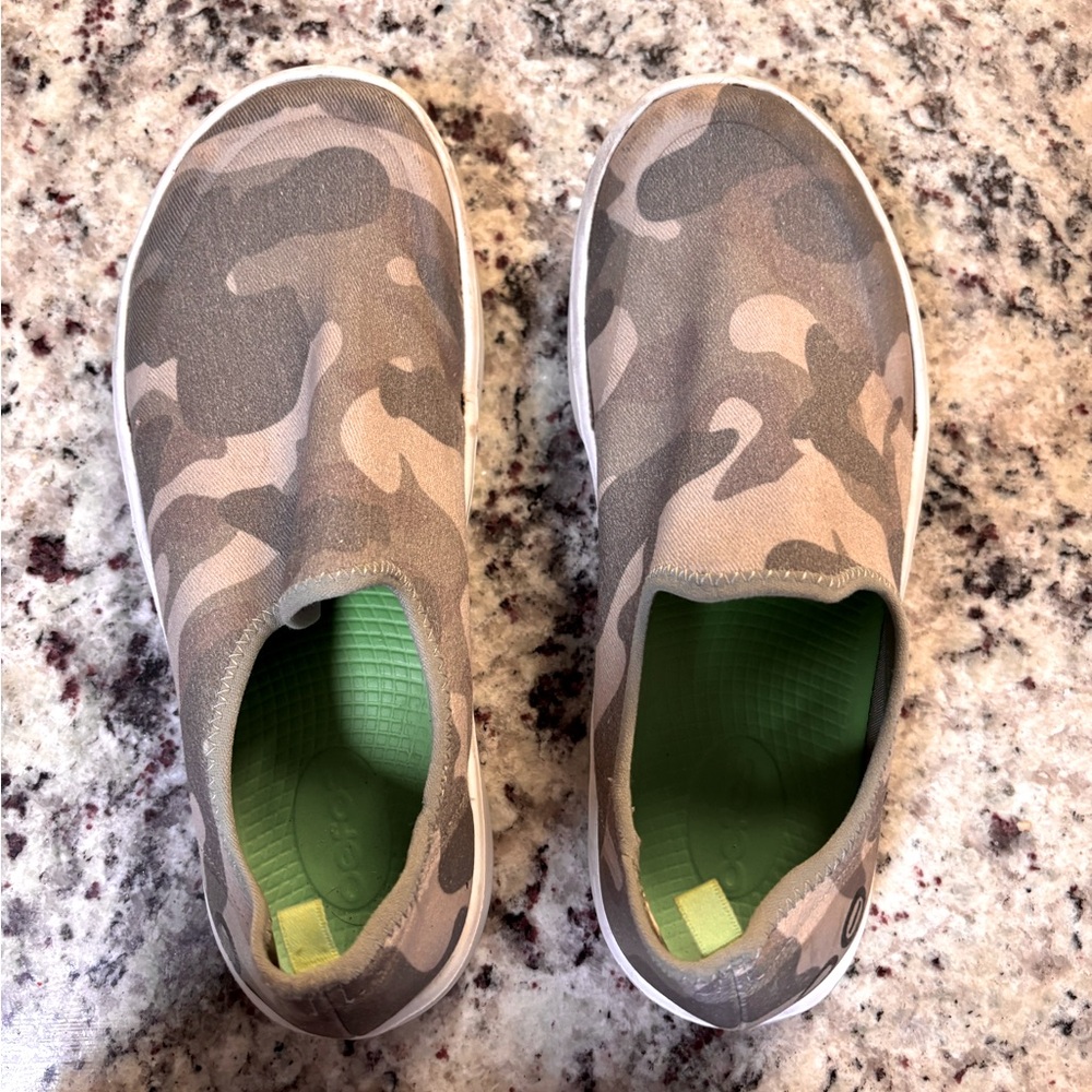 Oofos Light Camouflage slip on shoes